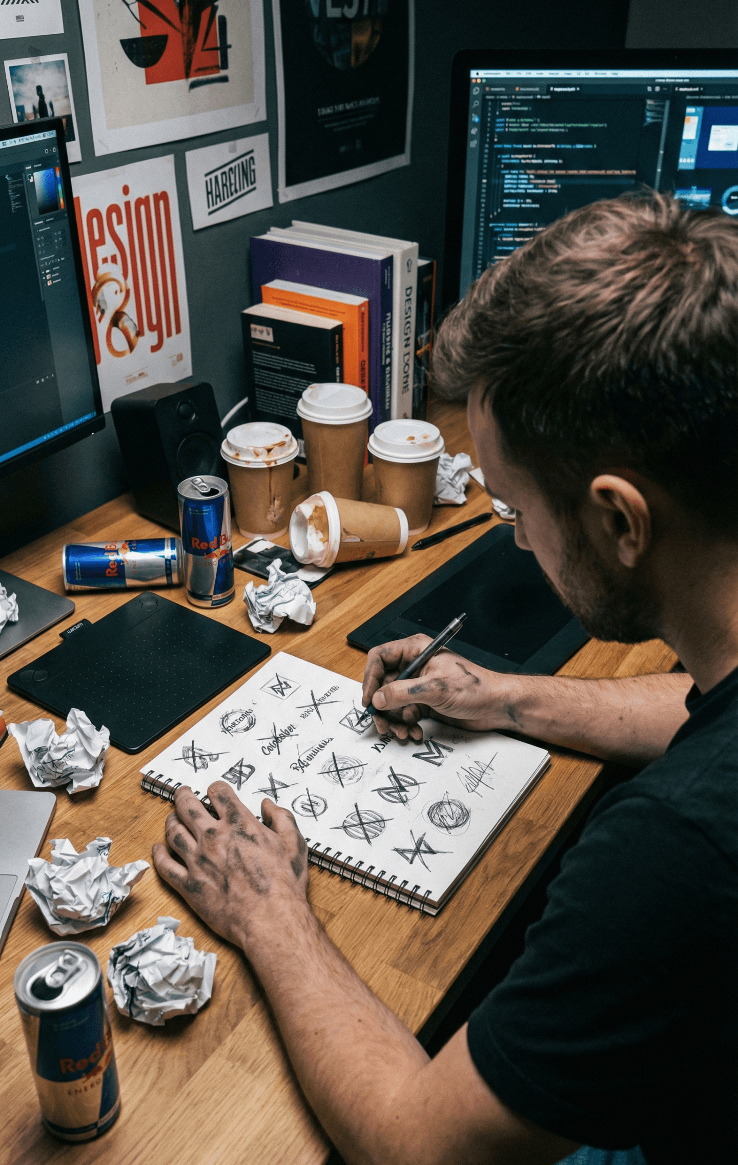 Projektowanie logo przy biurku